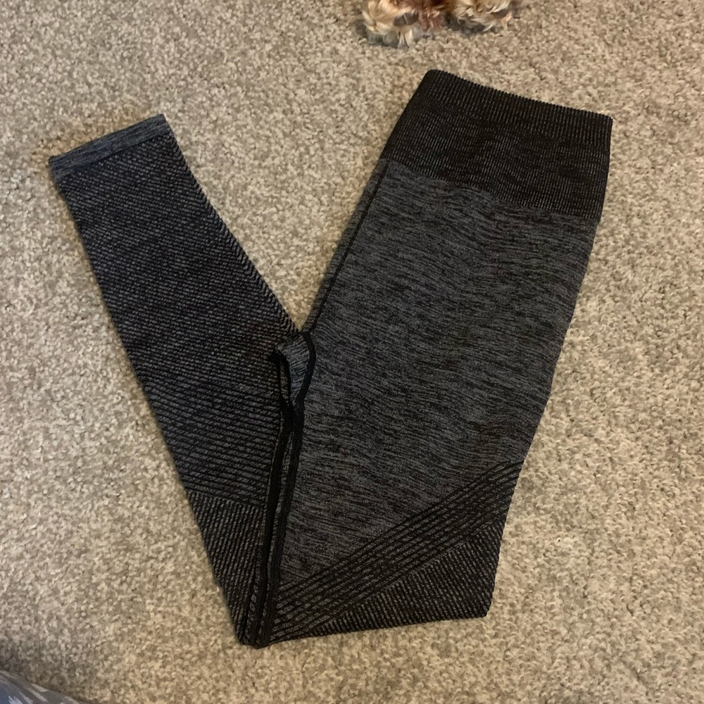 Fabletics Seamless Mid Rise Statement 7/8 Leggings